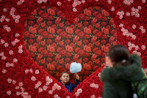 صور من العالم لاحتفالات "عيد الحب" image