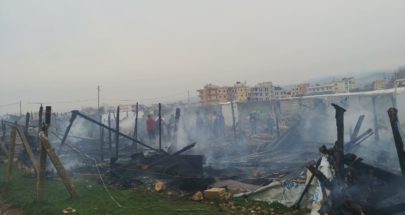 إخماد حريق داخل مخيم للنازحين السوريين في رياق image