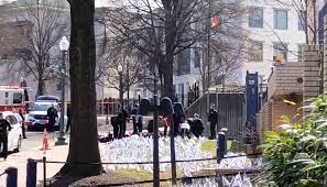شخص يضرم النار بجسده أمام مقر سفارة تل أبيب في واشنطن image