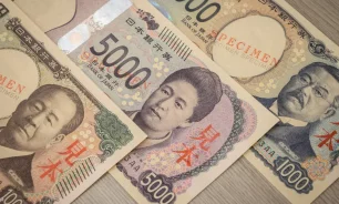 الين الياباني يهبط أمام الدولار لأدنى مستوياته في 34 عاما image