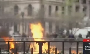 رجل يشعل النار في نفسه أمام محاكمة ترامب image