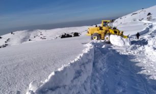 وزارة الأشغال جرفت الثلوج وفتحت طريق عيناتا- الأرز image