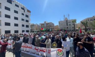تظاهرات شعبية في محيط السفارة الإسرائيلية بالأردن image