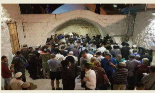 مستوطنون إقتحموا "قبر يوسف" في نابلس بحماية جيش الإحتلال image