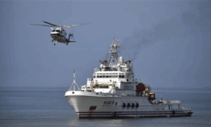 سفينة حربية يونانية تعترض طائرتين مسيرتين للحوثيين في البحر الأحمر image