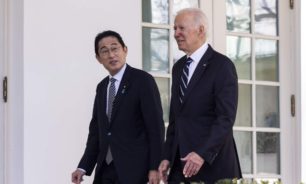 بايدن يستقبل رئيس الوزراء الياباني في البيت الأبيض image