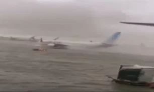 بالفيديو.. عاصفة قوية تُغرق شوارع دبي بالامطار image