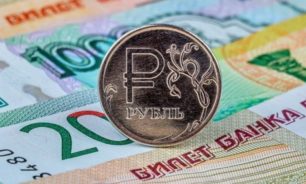 روسيا تمدد قيود تحويل العملات الأجنبية لدعم الروبل image