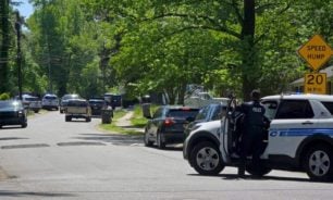 مقتل اربعة ضباط أثناء تنفيذ مذكرة اعتقال هارب في منزل في نورث كارولاينا image