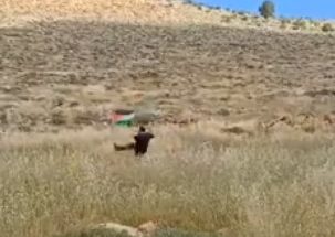إنفجار عبوة بمستوطن عند محاولته إزالة علم فلسطين من أرض زراعية شرق رام الله image
