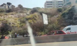 إنزلاق شاحنة كبيرة تحت جسر دوحة الحص - الناعمة بسبب المازوت image