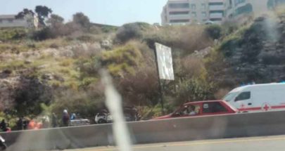 إنزلاق شاحنة كبيرة تحت جسر دوحة الحص - الناعمة بسبب المازوت image