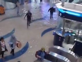 مطار دبي الدولي يغرق بمياه الأمطار image