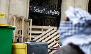 طلاب يغلقون مداخل جامعة سيانس بو في باريس احتجاجا على حرب غزة image