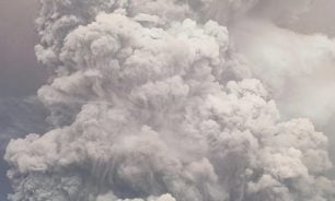 ثوران بركان جبل شرق أندونيسيا مجدداً وإغلاق مطار دولي مجاور image