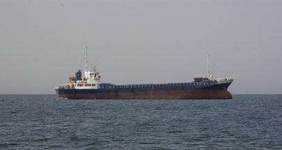 في خليج عدن... دخان يتصاعد من سفينة وجهات عسكرية تحميها image