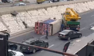 اصابة سائق شاحنة بعد انقلابها في النميرية image