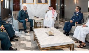 قائد الجيش بحث مع وزير الدولة لشؤون الدفاع في قطر في سبل الدعم image