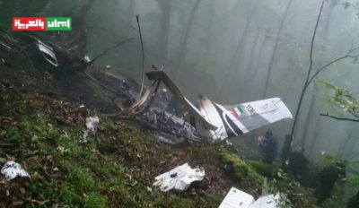 بالفيديو والصور: حطام طائرة رئيسي ونقل جثمان أحد الضحايا image