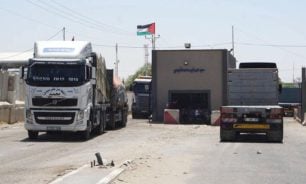 شاحنات مساعدات تدخل غزّة عبر معبر كرم أبو سالم image