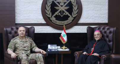 قائد الجيش التقى رئيس الكنيسة الكلدانية image