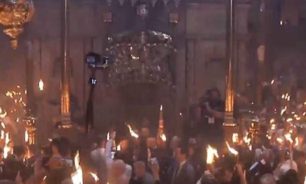 النور المقدس يفيض من قبر السيد المسيح في كنيسة القيامة image