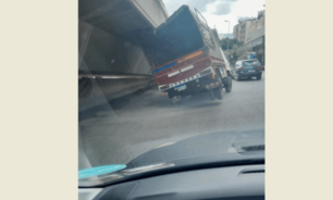 شاحنة ارتطمت بجسر نهر الموت وزحمة سير خانقة في المحلة image