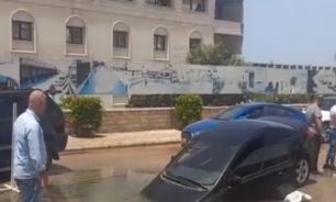 بالفيديو: سقوط سيارة في بركة مياه وسط الطريق image