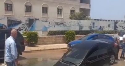 بالفيديو: سقوط سيارة في بركة مياه وسط الطريق image