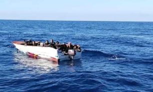 البحرية اللبنانية تسلّم مركباً على متنه 20 سوريًّا image