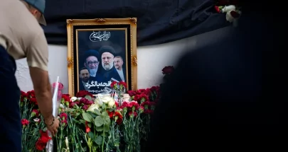 نقل جثمان الرئيس الايراني الى المكان المخصص لبدء مراسم التشييع في تبريز image