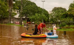 70 ألف شخص اضطروا إلى ترك منازلهم بسبب الفيضانات في البرازيل image