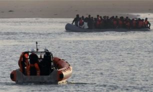 فرنسا تنقذ 66 مهاجراً أثناء محاولتهم عبور القناة إلى بريطانيا image