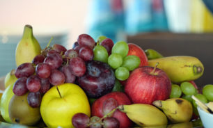 ما خطورة إفراط كبار السن في تناول الفاكهة؟ image
