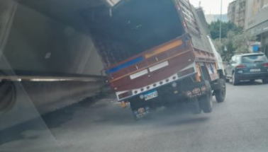 شاحنة تصطدم بجسر نهر الموت image