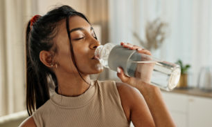 لماذا يجب تجنب شرب الماء من زجاجة بلاستيكية؟ image