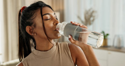 لماذا يجب تجنب شرب الماء من زجاجة بلاستيكية؟ image