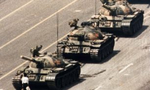 1989: الجيش الصيني يقتحم ميدان "تيان ان مين" image