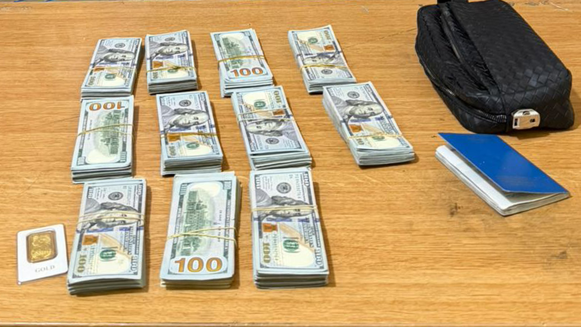 وقيف سارق حقيبة تحوي 110 آلاف دولار وأونصة ذهبية بعد سقوطها من سيارة